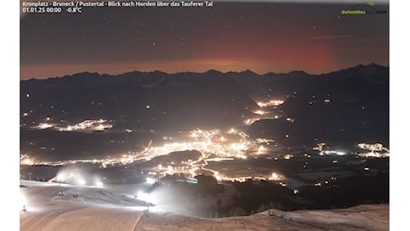 Aurora boreale illumina le Dolomiti nella notte di Capodanno