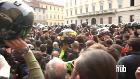 Funerale Luca Salvadori, caschi al cielo e corteo in moto per il pilota e youtuber