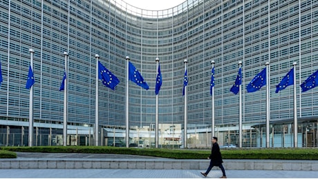 L'Ue darà telefonini usa e getta ai funzionari in viaggio verso gli Stati Uniti