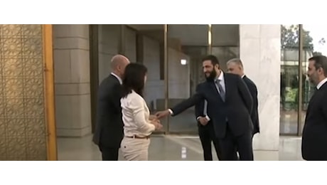 Siria, al Jolani inizia male: non stringe la mano alla ministra tedesca, ma al collega tedesco sì (video)