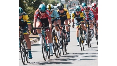 Ciclisti affiancati sulla strada del Lago di Como, il campione multato dai Carabinieri: 'Ma io non cambio'