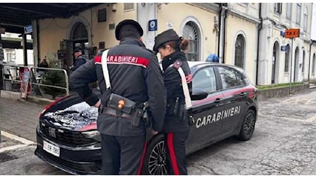 Denunciato per minacce, tenta di raggiungere casa dell'ex ma viene fermato dai carabinieri: 20enne aggredisce i militari e viene arrestato