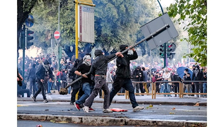 Il corteo pro Palestina trasforma Roma in un campo di battaglia: 30 agenti feriti