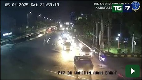 Giava, Indonesia: auto finisce giù da un ponte, il conducente stava seguendo Google Maps. Il video