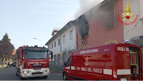 Incendio a Cesano Maderno, a fuoco una vecchia casa di corte. Morti una anziana e il figlio 52enne: era rientrato per salvare la madre