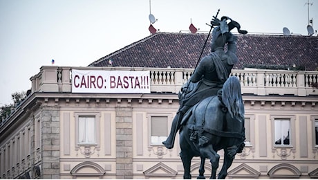 “Cairo: basta!!!”: lo striscione contro il presidente del Toro sul terrazzo chic di piazza San Carlo