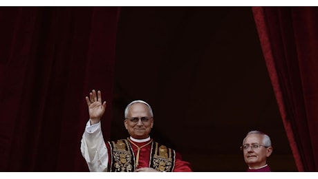 Robert Francis Prevost, chi è il nuovo Papa Leone XIV, che segna la vittoria di Trump: accusato di aver coperto casi di pedofilia nella Chiesa e meno favorevole alla lobby LGBTQ+ rispetto e Bergoglio