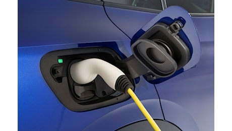 Auto elettriche, Unem: nel 2030 3,8 miliardi in meno dalle accise dei carburanti