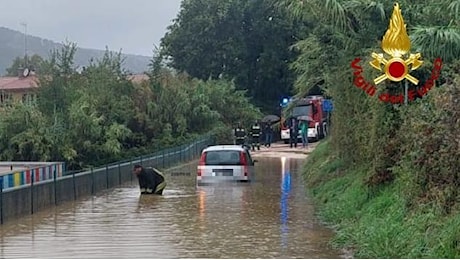 Maltempo Umbria, allagamenti e smottamenti. Auto bloccata nel sottopasso ad Amelia