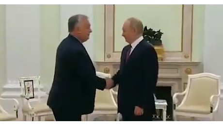 Orban da Putin, incontro al Cremlino per discutere di Ucraina, lo zar: “Pronto a trattare le mie proposte di pace”, gelo dall’Ue - VIDEO