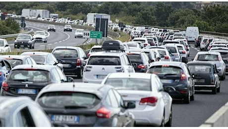 Partenze in auto, giorni e orari di agosto da bollino rosso: la guida e i consigli per viaggi intelligenti