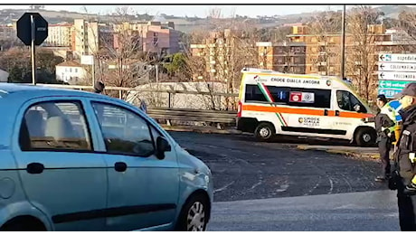 Macchina contro una colonna del gas, viabilità in tilt e strade chiuse: «Chiudete le finestre»