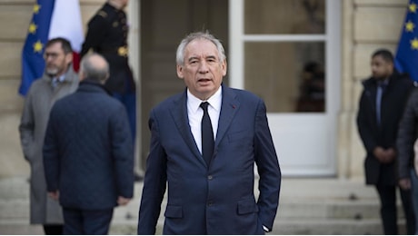 Francia, nasce il governo Bayrou. I socialisti: “Una provocazione, è ostaggio di Le Pen”