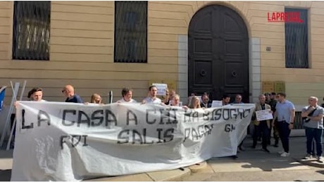 Milano, Decorato (FdI) porta via il militante di Gioventù Nazionale che parla dell’inchiesta di Fanpage