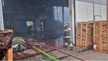 Violento incendio in un capannone d'azienda, timore per i fumi - IN AGGIORNAMENTO