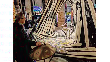 L’AI? Ci terrorizza. Primissime immagini e video dalla Biennale Architettura