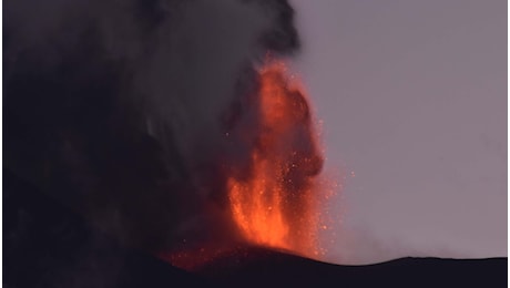 Il video della spettacolare eruzione dell'Etna, pioggia di cenere su Catania e aeroporto chiuso