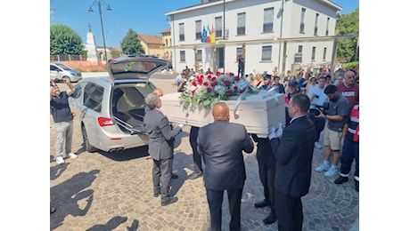 A Bottanuco i funerali di Sharon. Il parroco: «Pregate per l'assassino». Il sindaco di Terno: «Vogliamo giustizia»