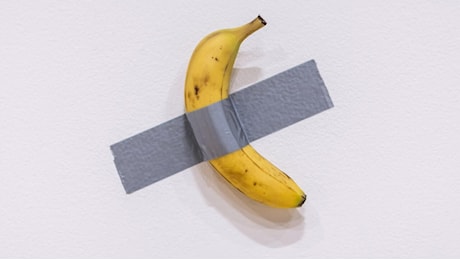 Spende più di 6 milioni per comprare la banana di Cattelan e annuncia: La mangerò