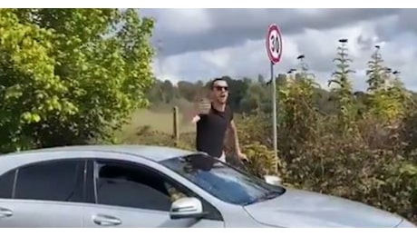 De Rossi esonerato e un'auto ferma: Bast***! Dov'è Lina?, si scatena il caos a Trigoria