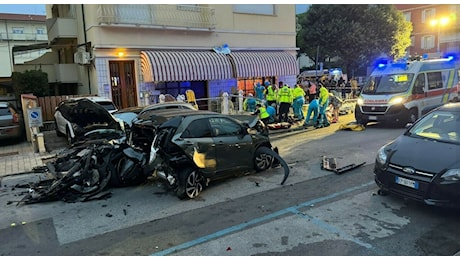 Incidente a Lido di Camaiore, auto si scontra con due vetture e investe 8 persone: due morti e sei feriti