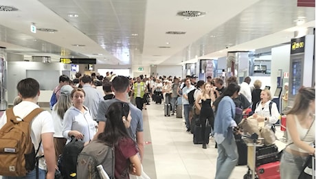 Aeroporto di Firenze, interminabile fila ai varchi sicurezza, nuova giornata nera e sciopero del 5 luglio in vista. Come chiedere i risarcimenti
