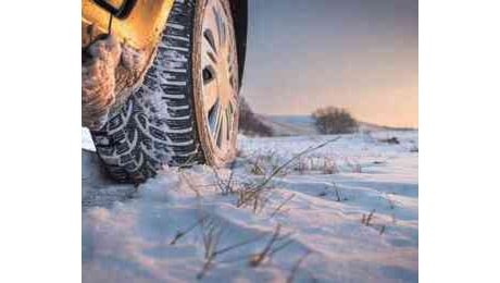 Scatta l'obbligo del cambio gomme invernali o catene a bordo, il vademecum di Aci Livorno