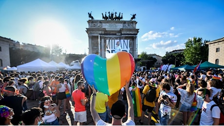 Milano Pride sabato 29 giugno: orari, percorso e strade chiuse. La grande parata: «Obiettivo 300 mila in piazza»