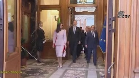 Il baciamano di La Russa alla Regina Letizia di Spagna al termine della sua visita in Senato