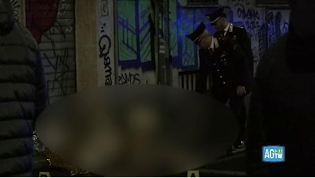 Roma, due persone uccise a colpi di pistola. I rilievi dei carabinieri sul luogo dell'agguato