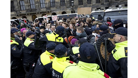 Amsterdam, scontri con la polizia al corteo pro-Palestina: almeno 100 arresti