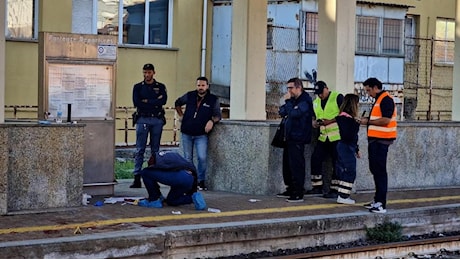 Capotreno accoltellato, il 21enne arrestato: “Lui mi ha colpito con il manganello, io ho preso il coltello dalla borsa della mia ragazza”. Ma la procura è scettica