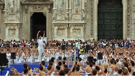 On Dance di Roberto Bolle sfida la pioggia: 2000 ballerini in bianco alla sbarra in piazza Duomo