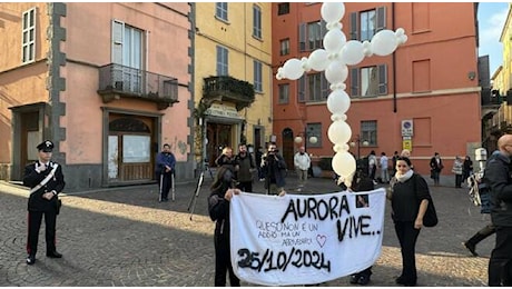 Fiaccolata con palloncini e fiori bianchi per Aurora