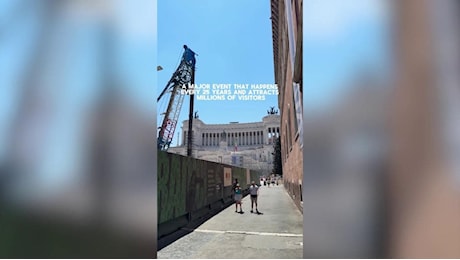 Ecco i monumenti di Roma. Il trend di Instagram che immortala le bellezze impacchettate dai cantieri per il Giubileo