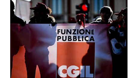 Il contratto in solitaria è realta, la Cisl firma. Cgil e Uil: referendum