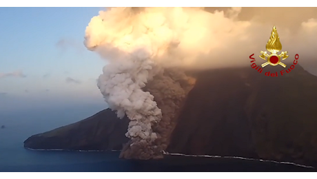 IL VIDEO. Imponente eruzione a Stromboli, colonna di fumo alta 2 chilometri: allerta rossa