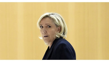 Francia, chiesti 5 anni di carcere e di ineleggibilità per Marine Le Pen nel processo sulla frode al Parlamento Ue