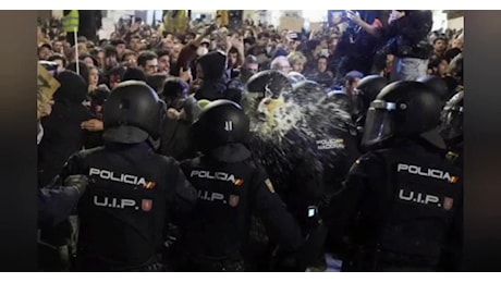 Valencia, scontri tra polizia e manifestanti al corteo contro la gestione della alluvione: Assassini, dimettiti Mazon - VIDEO