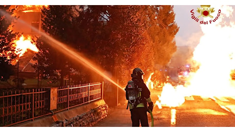 Palazzina crolla dopo una terribile esplosione (FOTO), si cerca un disperso tra le macerie e c'è un ferito. Il dramma per una fuga di gas