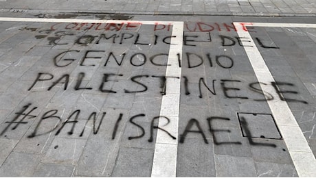 Udine blindata per Italia-Israele, zona dello stadio off-limits: scritte nella notte pro-Palestina sul Comune e palazzo della Regione