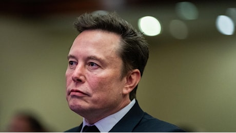 Musk accusa Zelensky di rubare soldi agli americani: È il più grande campione di furti