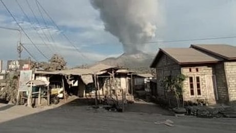 Il vulcano indonesiano erutta di nuovo dopo aver ucciso 10 persone