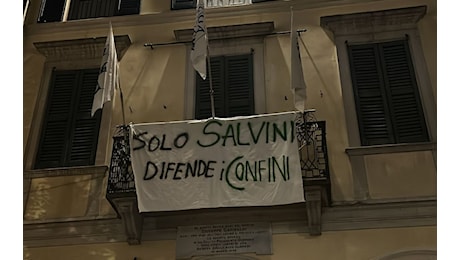 Varese, striscione dei Giovani Padani in difesa di Salvini. Il PD reagisce