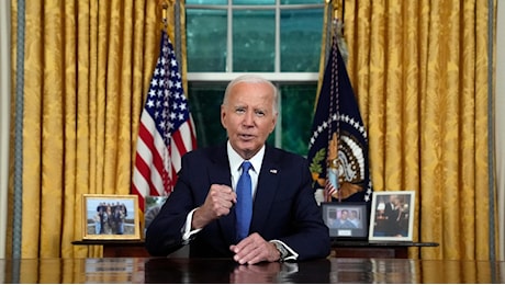 Il discorso di Biden sul ritiro: “Meritavo la rielezione ma in ballo c’è la democrazia. È tempo di voci nuove, Harris tosta e capace”. Trump senza freni