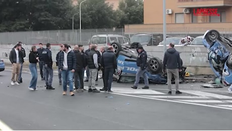 VIDEO Roma, scontro mortale tra volanti della polizia: le immagini delle auto accartocciate