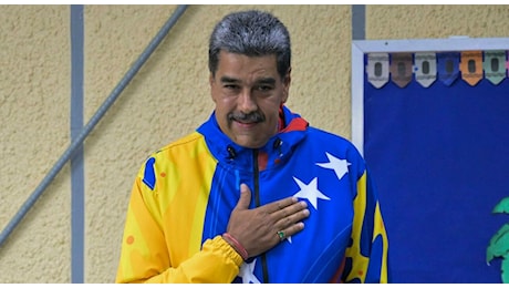 Maduro, chi è il presidente del Venezuela e cosa è successo durante le elezioni: l'attacco hacker, le accuse di brogli e l'omaggio a Chávez