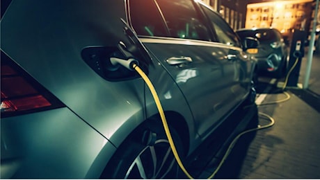 Auto elettriche: boom in UK nel 2024, la differenza con l’Italia