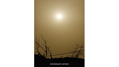 Il video timelapse di Arturo Di Felice del tramonto sotto il cielo giallo di sabbia
