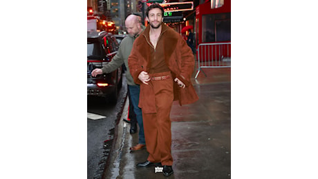 Aaron Taylor-Johnson porta la sua coolness a Good Morning America con un look total brown